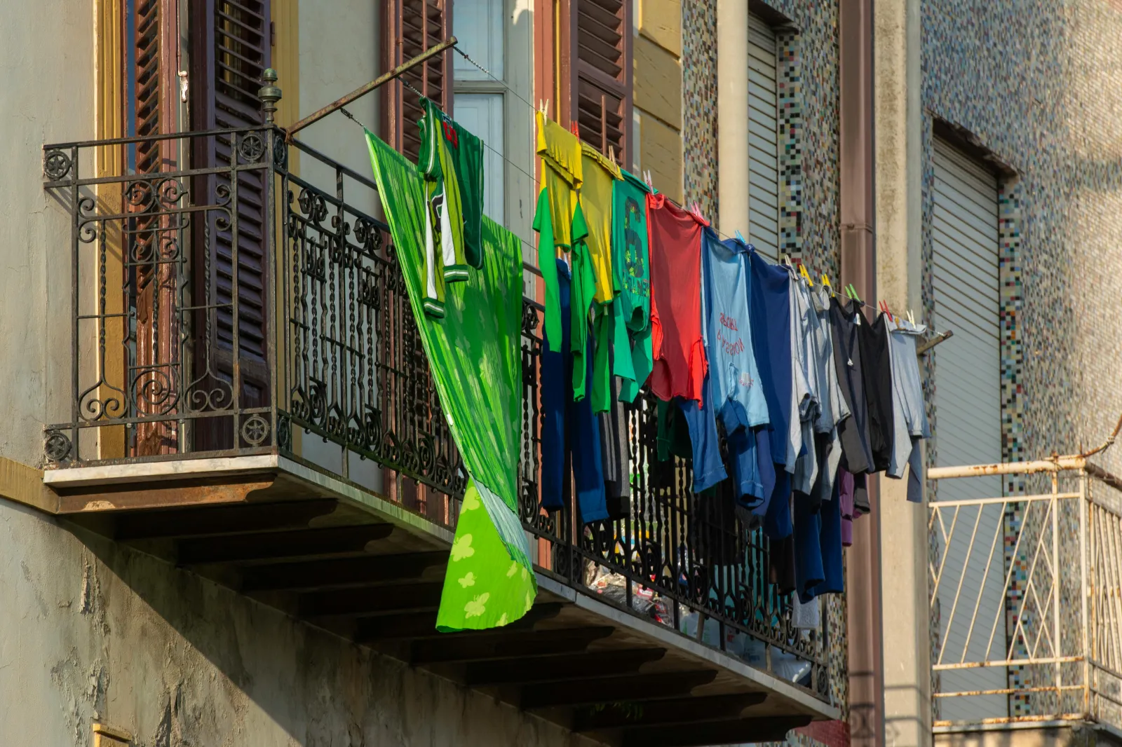 Can you dry clothes on hotel balconies in Thailand