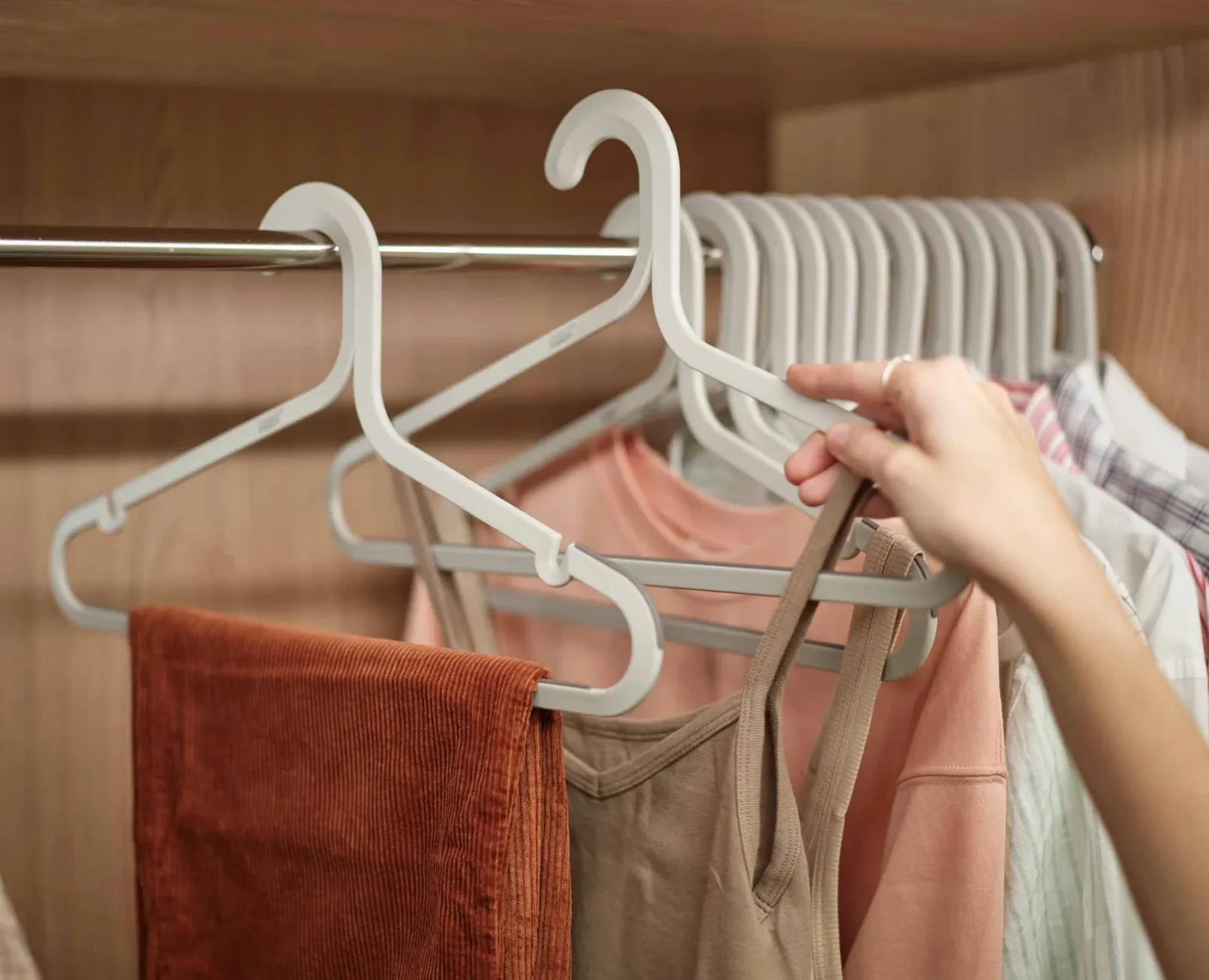 Are hangers provided in budget hotels in Thailand