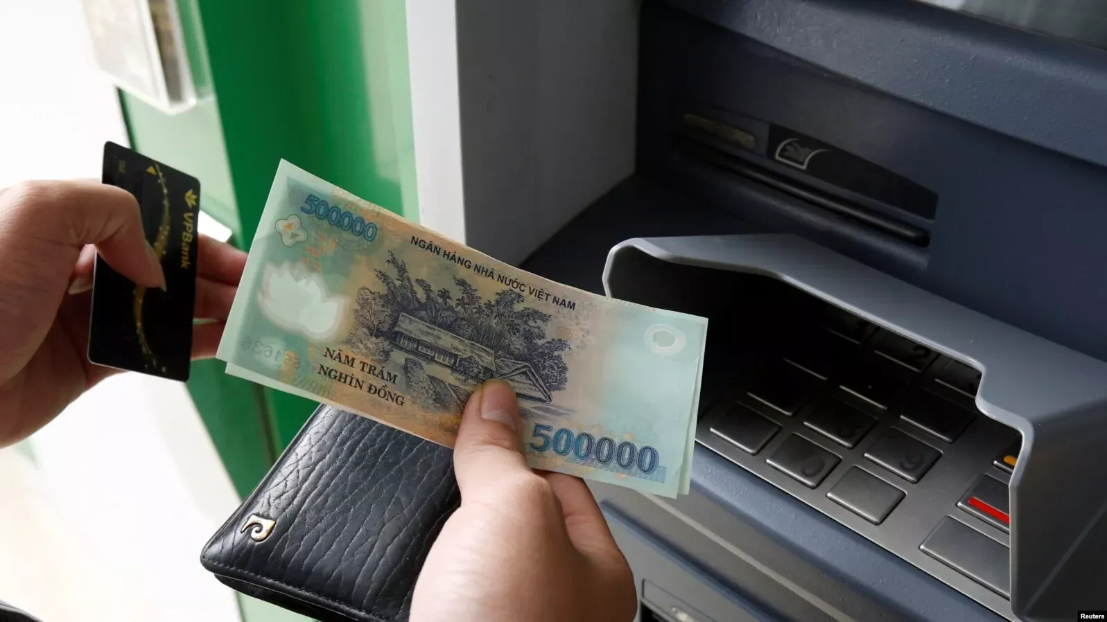 Do Thai ATMs give change in small bills or only large notes/bills