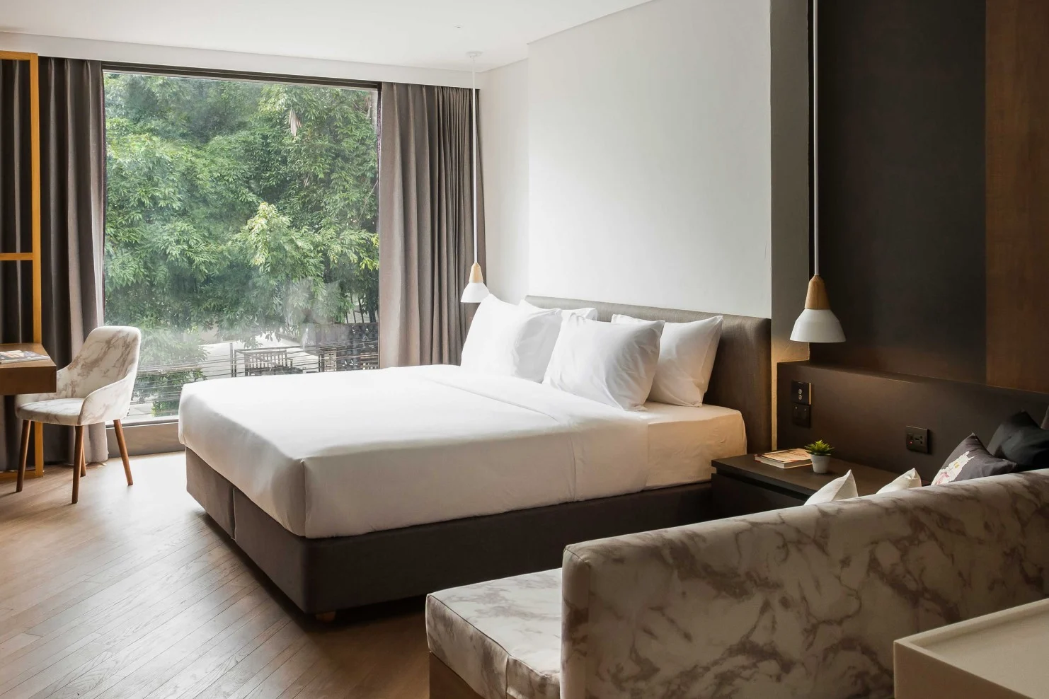 Luxury & Mid-Range Hotels