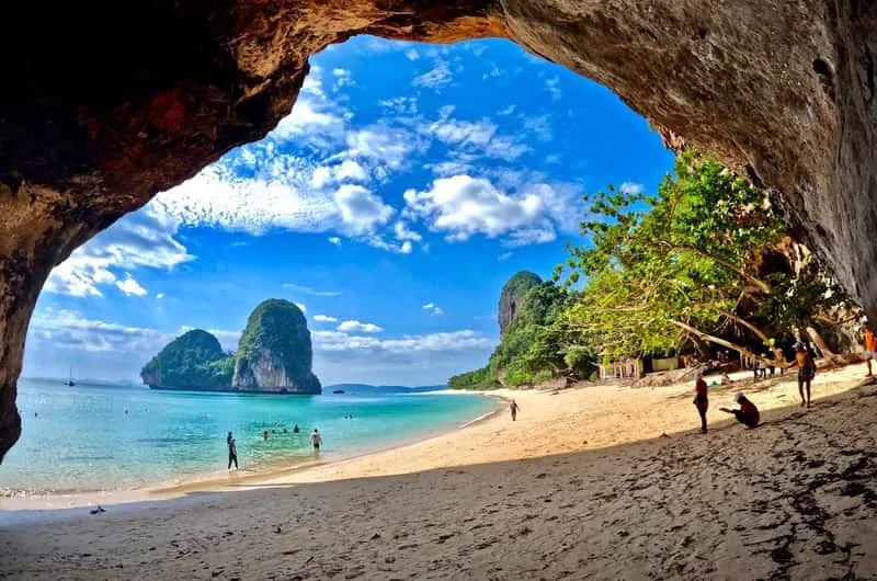 https://cdn.getyourguide.com/image/format%3Dauto%2Cfit%3Dcrop%2Cgravity%3Dcenter%2Cquality%3D60%2Cwidth%3D400%2Cheight%3D265%2Cdpr%3D2/tour_img/296e2ed818d4193ff7be2d224fb86b520db6297870ff81659ed56fa62024927f.jpg