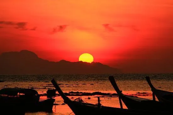 https://media-cdn.tripadvisor.com/media/photo-s/02/59/50/98/sunrise-beach-koh-lipe.jpg