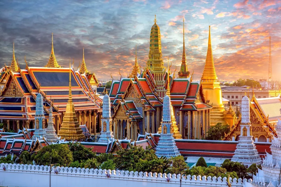 https://www.asiakingtravel.com/cuploads/files/Thailand/Grand%20Palace/Unique-architecture-at-the-Thai-Grand-Palace.jpg