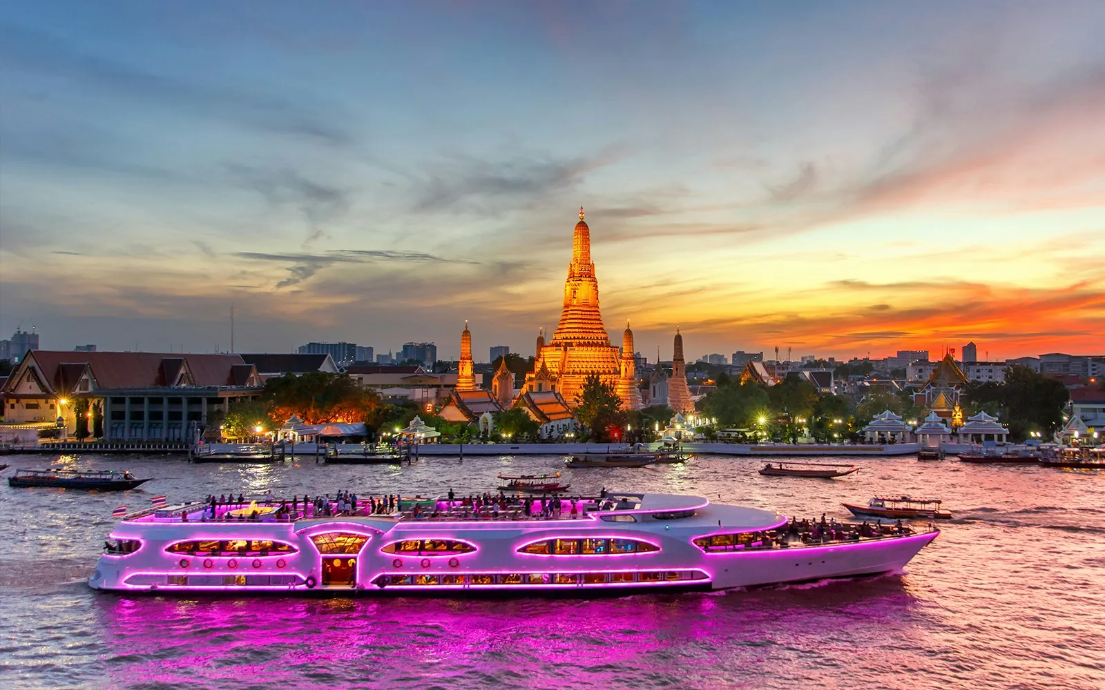 https://cdn-imgix.headout.com/media/images/5b884c3bbcd927434f8aad7f42584dd9-10466-Bangkok-ChaoPhrayaPrincessCruisewithLiveMusic-Dinner-11.jpg?auto=format&crop=faces&fit=crop&q=90