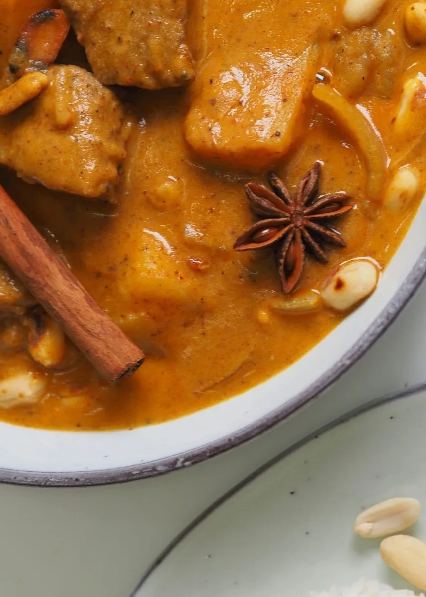 https://maejum.com/cdn/shop/articles/thai-beef-massaman-curry-with-potatoes-5458182.jpg?v=1751072846