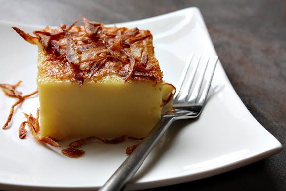 https://yumnia.com/storage/recipes/khanom-mo-kaeng-mung-bean-custard-r5qGd.webp