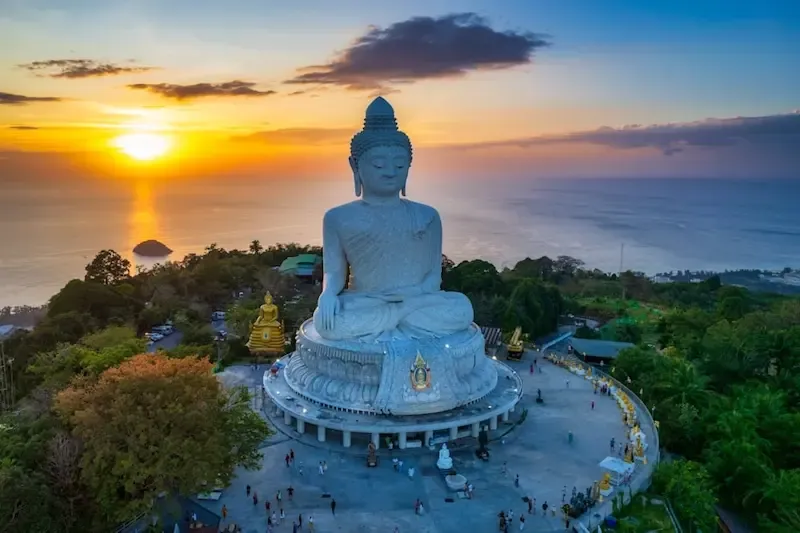 https://images.ctfassets.net/dsbipkqphva2/5hBcQIaaJVFmrZk2cIrVfS/97458bb8291076d4c0cfb95f18c44cca/big-buddha-phuket-pelago-min.jpg?fm=webp&w=800