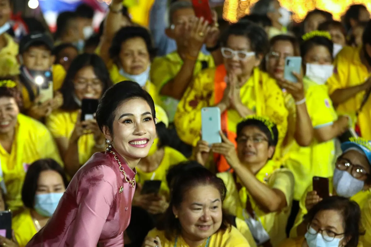 Thailand king's royal consort steps into the spotlight - Los Angeles Times