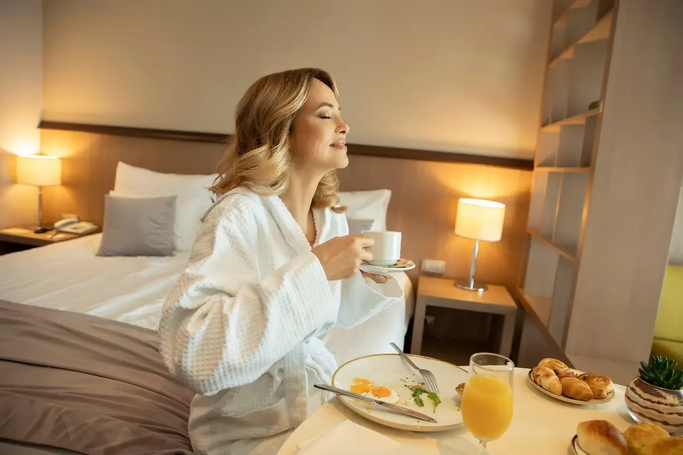 Do hotels in Thailand include breakfast